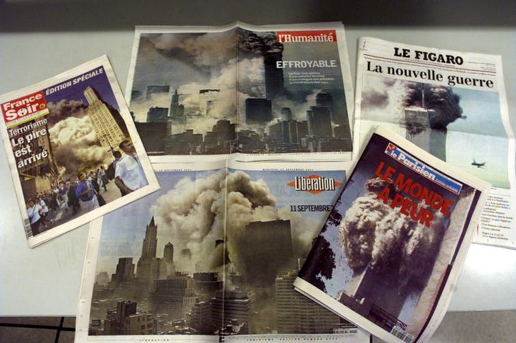 Photo de diverses couvertures de journaux publiés le 12 septembre 2001